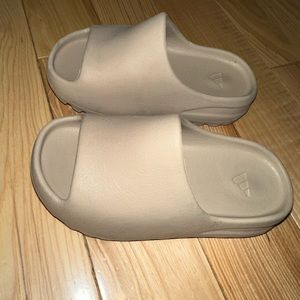 Kids yeezy slides in sand